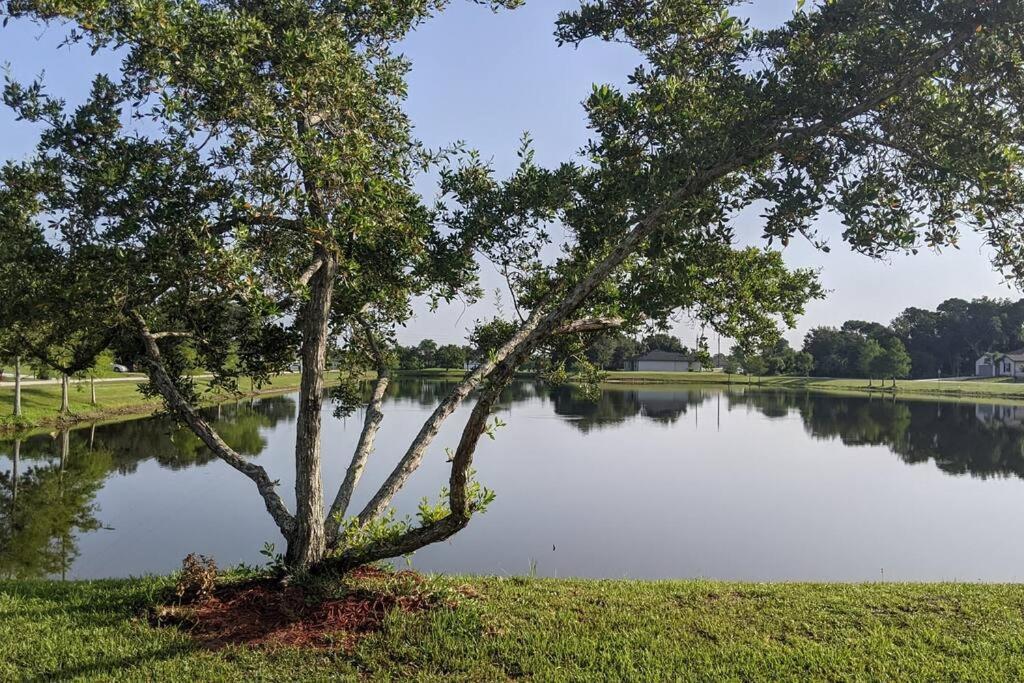 Port Saint Lucie A Little Piece Of Heaven- Peaceful Lake View Apartment- 1 Min From I95 And Turnpike Port St. Lucie Exterior photo